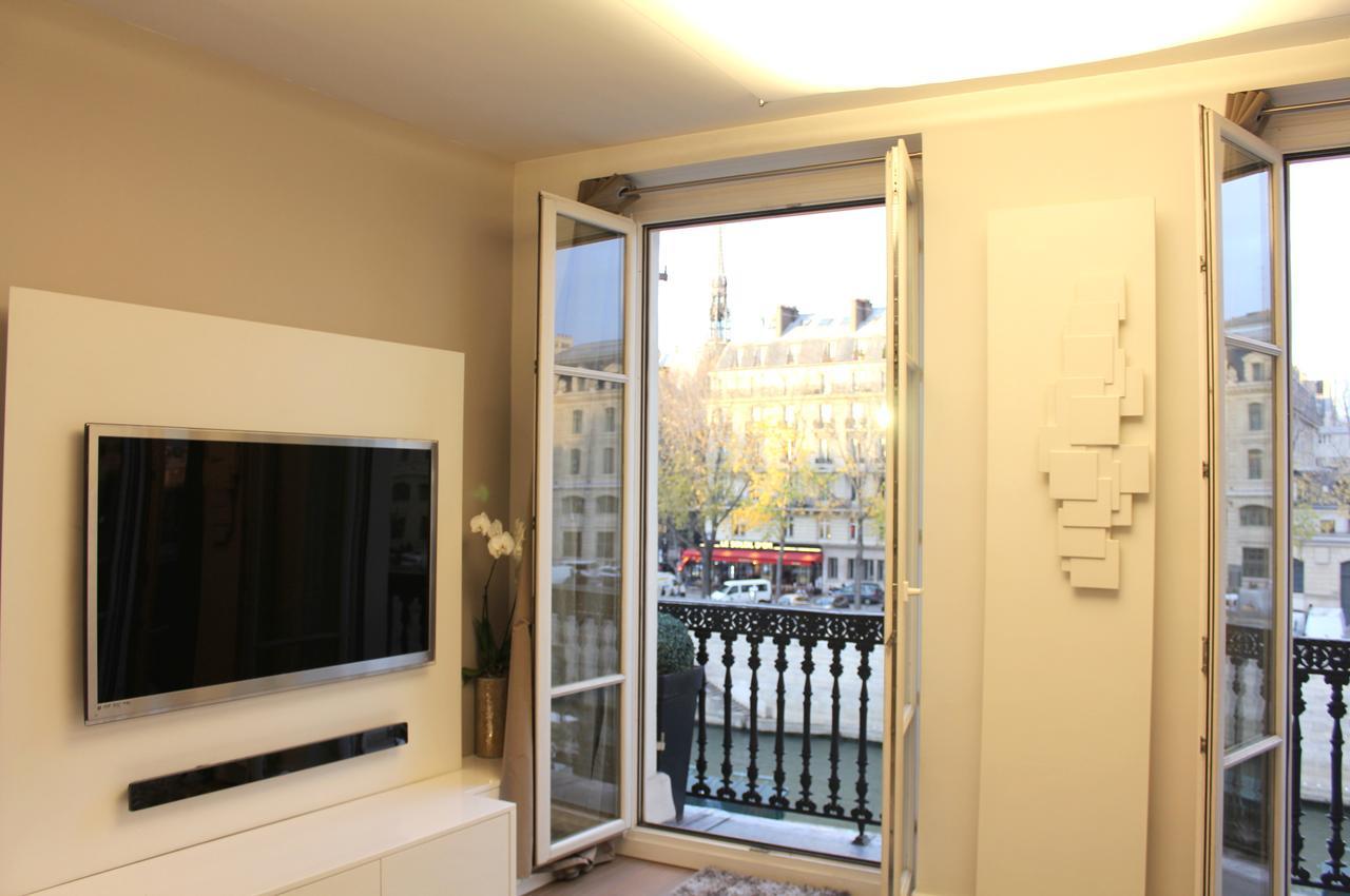 Two Bedroom Luxury Apartment - Balcony With View Of Notre Dame Париж Экстерьер фото